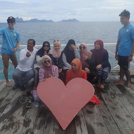 The Ship Guesthouse Room Semporna Bagian luar foto