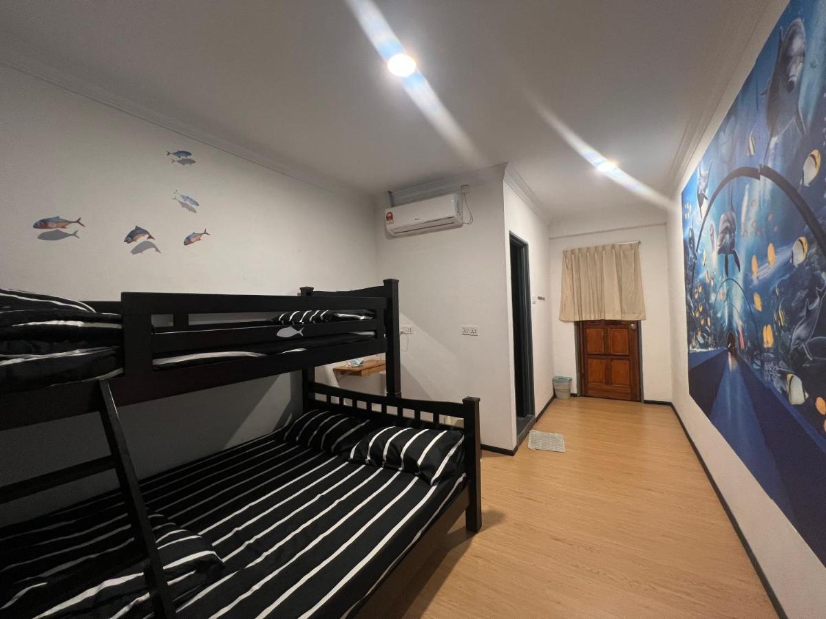 The Ship Guesthouse Room Semporna Bagian luar foto